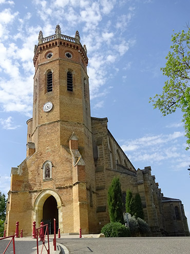 Église - Mairie Le Houga Gers.